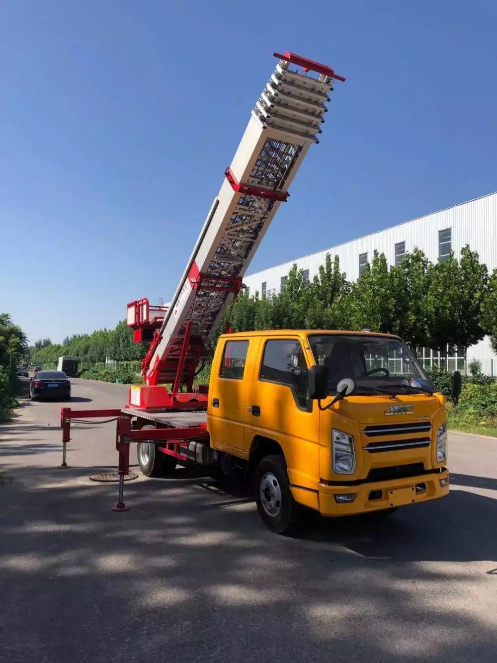 渑池附近的云梯车出租服务：轻松解决高空作业需求